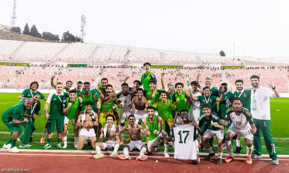 أخضر 19 
يحسم الجزائر