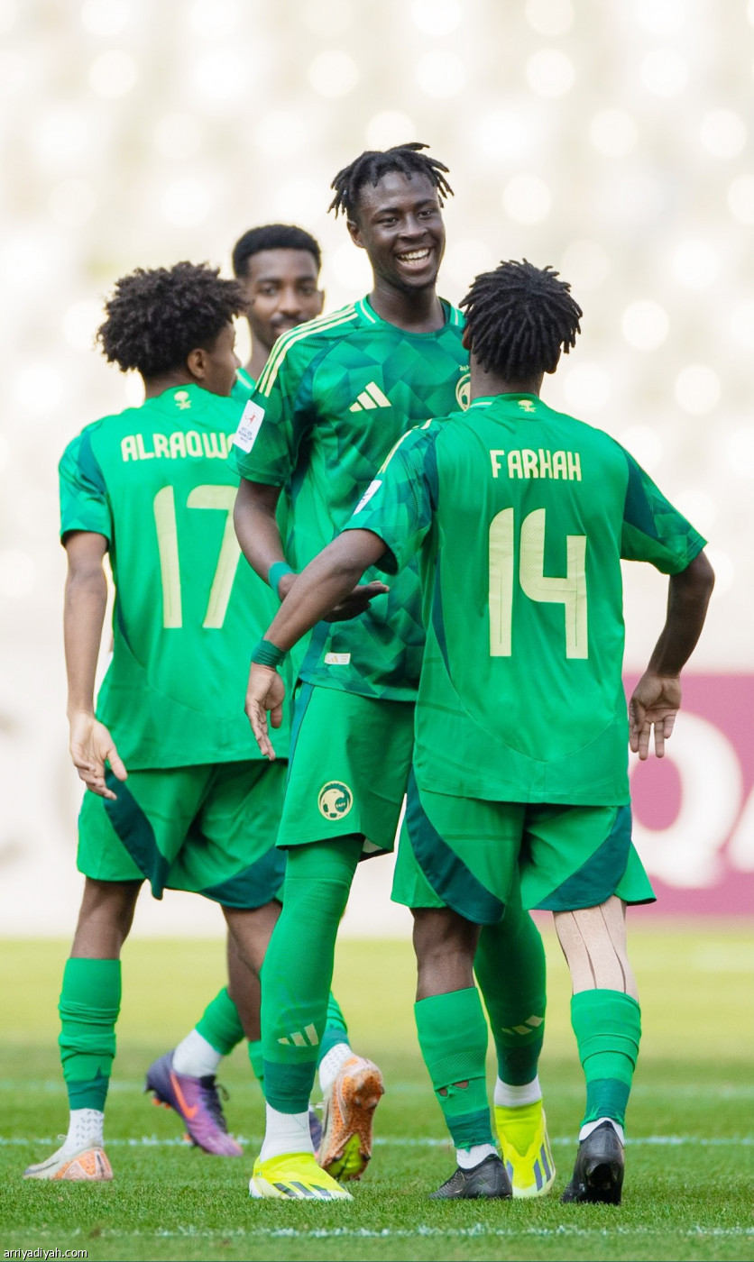 الأخضر يعبر