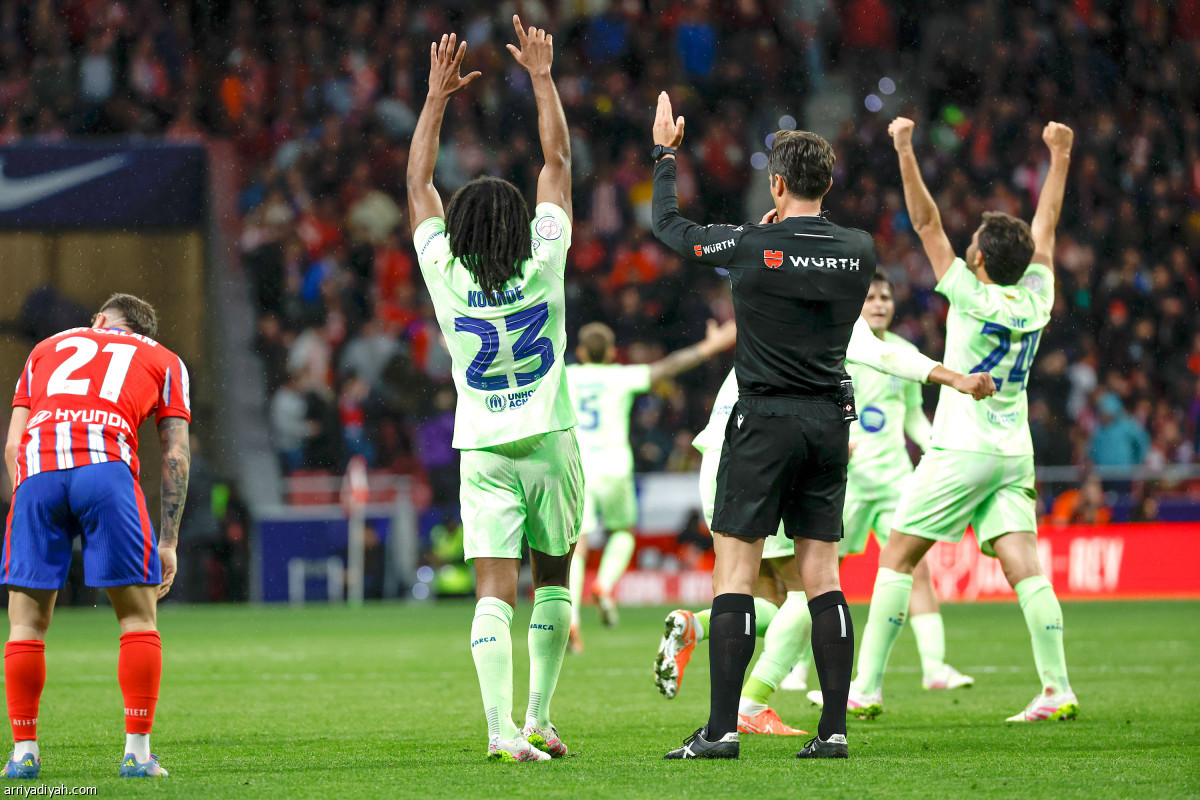 برشلونة يعبر