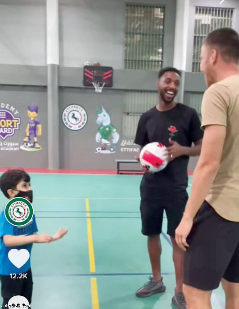 «تيك توك» 
يسحب البساط من المنصات