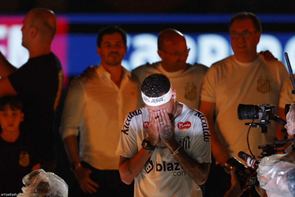 نيمار يُقبل الشعار