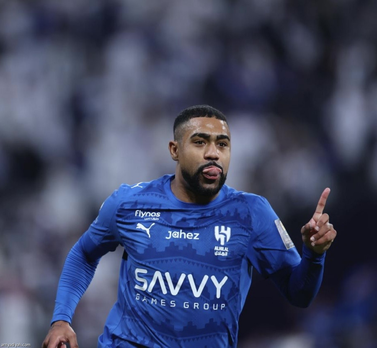 الأزرق يعبر