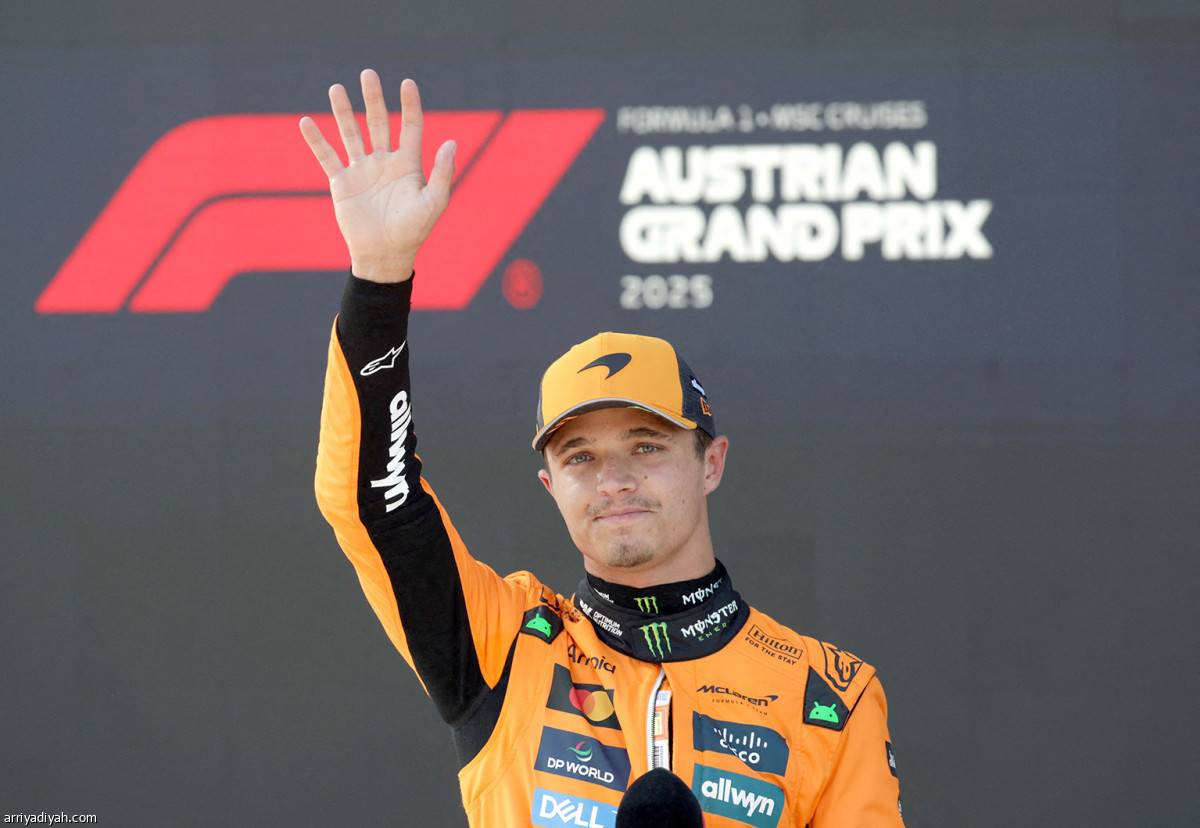 نوريس ينطلق أولا