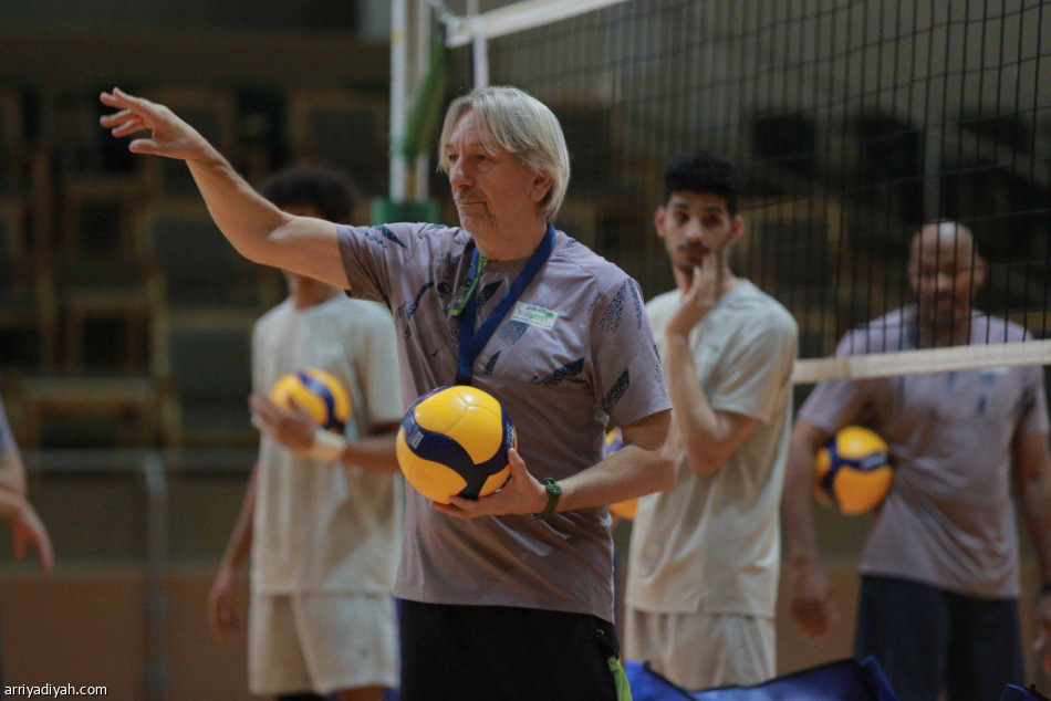 أخضر الطائرة يواصل تدريباته في جدة