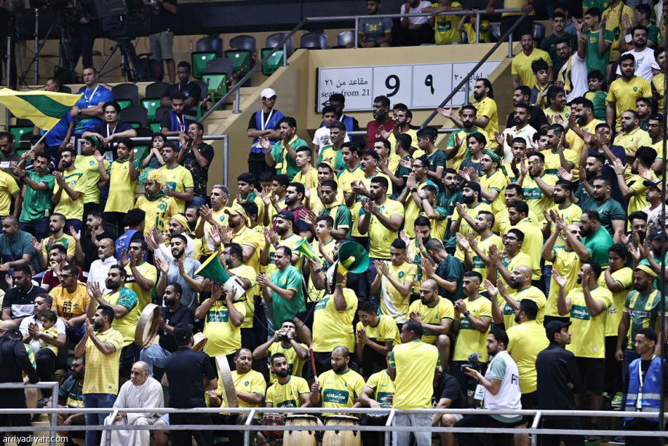 المدرب الأصغر 
يضرب الكبار